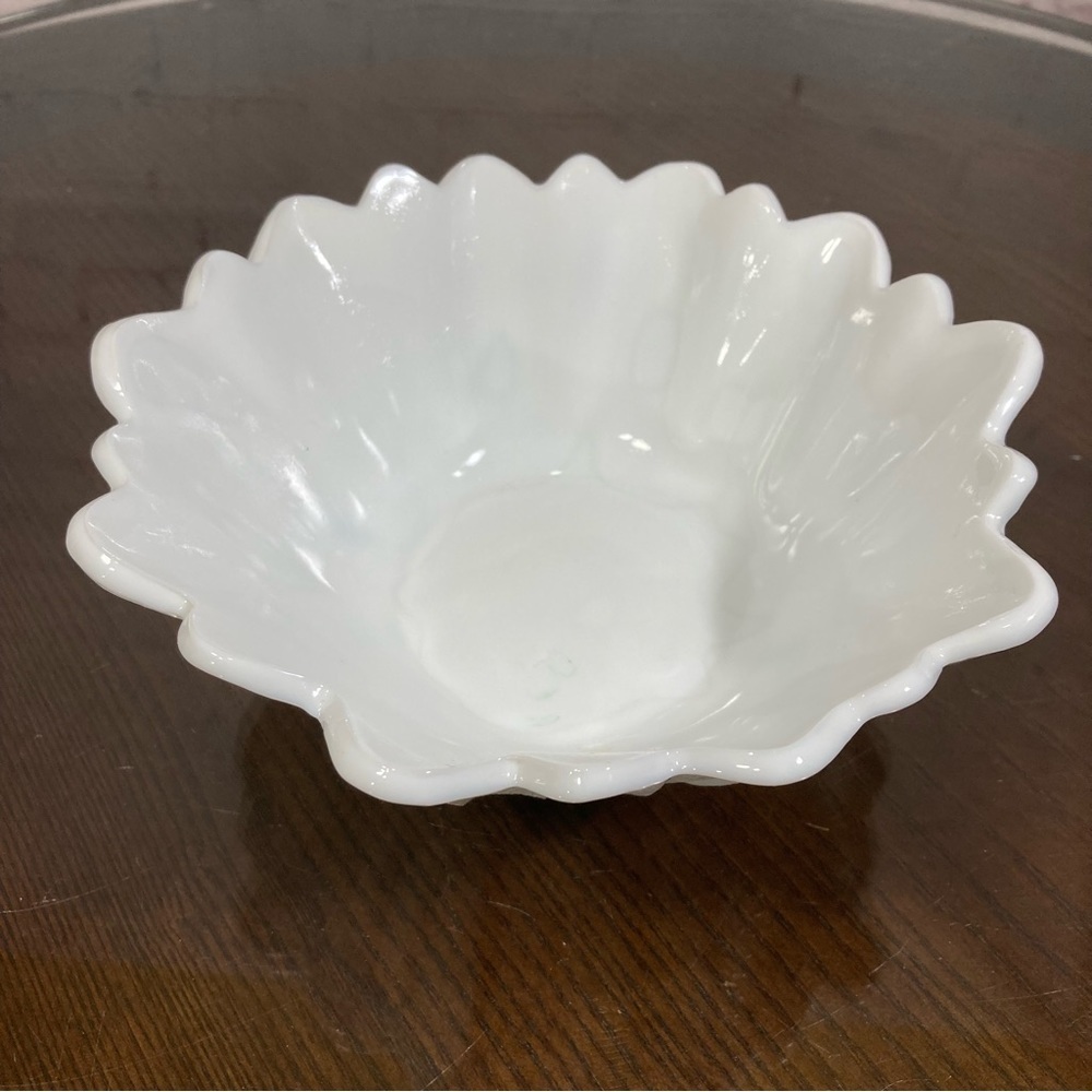 Vintage Milk Glass Flower Bowl EUC. Can be used for food or as a trinket tray
